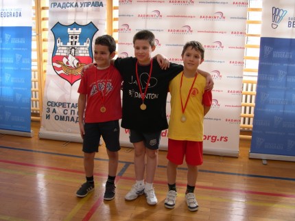 Zlatna medalja, u sredini, Miloš Čubrak